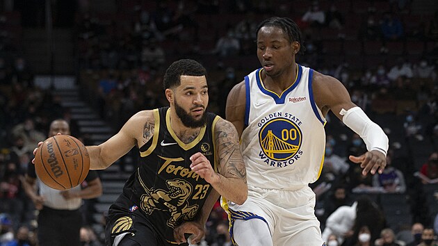 Fred VanVleet z Toronta unik, sleduje ho Jonathan Kuminga z Golden State.