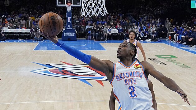 Shai Gilgeous-Alexander z Oklahoma City Thunder zakonuje.