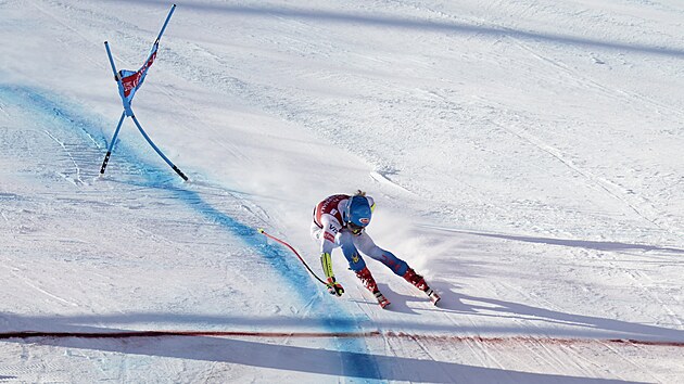 Mikaela Shiffrinov finiuje v superobm slalomu ve Val D'Isere.