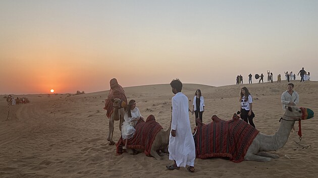 Z centra Dubaje můžete uniknout na její okraj - do pouště. Třeba na západ slunce.
