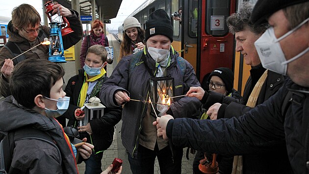 Na svinovsk ndra v Ostrav pivezli skauti vlakem z Brna Betlmsk svtlo. Lid si je zde zapalovali do svch lamp, lucerniek a odneli si je dom. (18. prosince 2021)