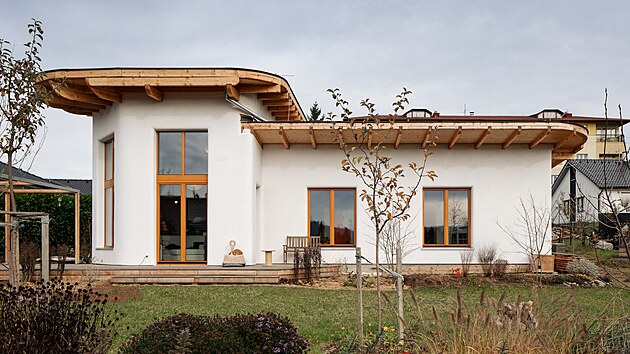 Dům dostal jméno Slamák, hlavně kvůli použitému materiálu na zateplení, ale i tvaru zelené střechy.