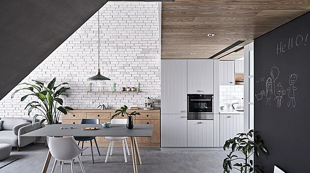 Kuchyňská linka je částečně inspirována romantickým stylem v minimalistickém provedení. V kombinaci s cihlovým obložením stěny, množstvím pokojových rostlin a výraznou kresbou dřeva na stropě i nábytku evokuje atmosféru venkovských stavení