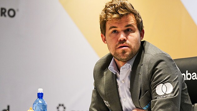 Norský achista Magnus Carlsen ped zaátkem poslední partie zápasu o titul...