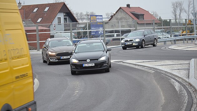 Nkter minely idi na kruhovm objezdu u Zmrsku.