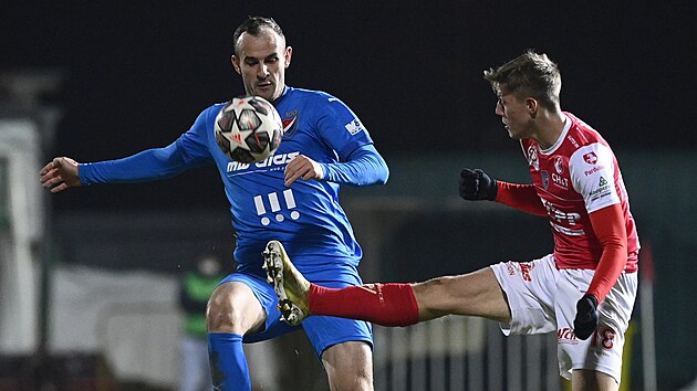 Momentka ze zpasu FK Pardubice - Bank Ostrava