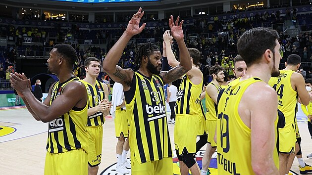 Basketbalist Fenerbahce Istanbul slav vhru, uprosted Devin Booker.