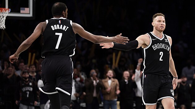 Kevin Durant a Blake Griffin oslavuj trefu Brooklyn Nets.