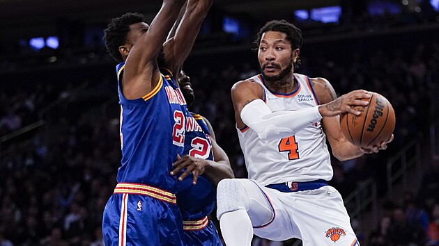 Derrick Rose (4) z New York Knicks to na ko Golden State Warriors kolem Andrewa Wigginse.