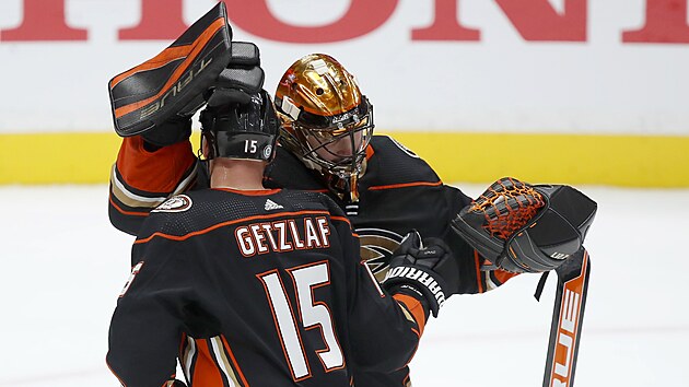 Ryan Getzlaf a Anthony Stolarz slav vhru Anaheim Ducks.
