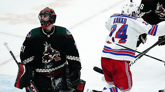 Kaapo Kakko (24) z New York Rangers slav gl proti Arizona Coyotes, pekonal Scotta Wedgewooda.