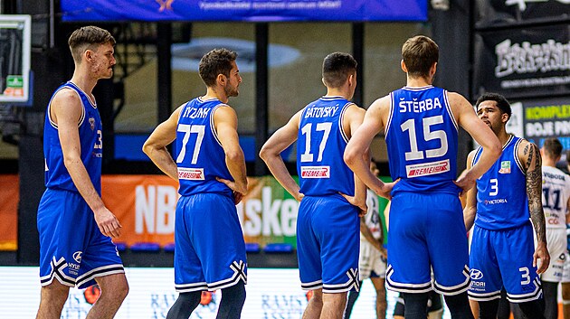 Basketbalist USK Praha: zleva Dalibor Vlk, Tom Kyzlink, Marcel Btovsk, Jan trba, Nate West a Marek Vyroubal.