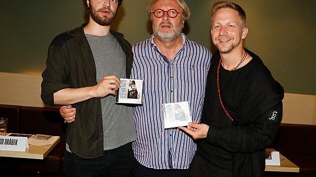 Reisr David Drbek (uprosted) s Tomem Havlnkem a Tomem Klusem oznamuj vydn hudebnho alba se skladbami z muziklu Elefantazie.