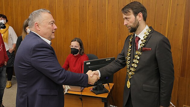 Ivan Adamec (ODS, na snmku vlevo) rezignoval na funkci starosty Trutnova, jeho nstupcem je spolustrank Michal Rosa (13. 12. 2021).