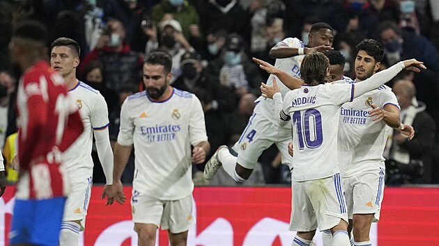 Fotbalist Realu Madrid se raduj z glu, kter v derby s Atltikem vstelil Marco Asensio (vpravo).