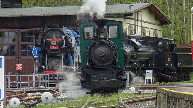 Úzkorozchodná parní lokomotiva Krauss č. 1 dříve sloužila v kladenských hutích,...