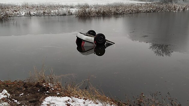 ena na Pbramsku po smyku neovldla auto a sjela do rybnka. Policist nevhali, skoili do vody a vythli ji z potopenho vozu. (9. prosince 2021)