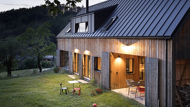 Jednoduchá modřínová fasáda, tmavá sedlová střecha a tradiční vikýř s vyhlídkou do údolí vytvářejí analogii k historickým domům Jizerských hor. 