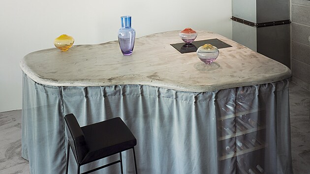 Tomu dominuje skulpturln kuchysk deska, kter je zrove jdelnm stolem pro nkolik lid. 