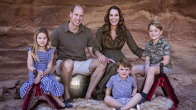 Princ William, vévodkyně Kate a jejich děti princezna Charlotte, princ Louis a princ George na snímku z Jordánska, který rodina vybrala na vánoční pozdrav. (2021)