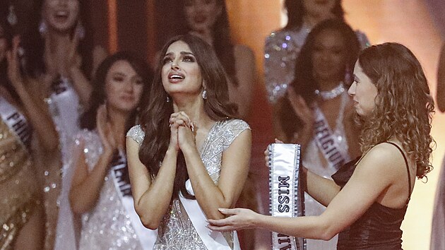 Miss Indie Harnz Sandhu po vyhlen nov Miss Universe 2021 (Ejlat, 13. prosince 2021)
