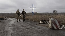 Ukrajintí vojáci na patrole u obce Nevelske v Donbasu (10. prosince 2021)