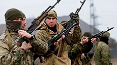 Bojovníci Doněcké lidové republiky během cvičení na střelnici (14. prosince...