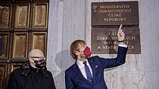 Adam Vojtch pedává Ministerstvo zdravotnictví Vlastimilu Válkovi (17.12.2021)