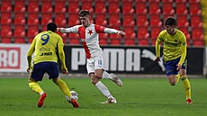 Slávista Daniel Samek útočí mezi bránícími hráči Zlína.