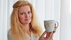 Karlovarská výtvarnice Lenka Sárová Malíská vytvo�ila grafický návrh pro hrnek,...