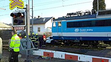 U Ostrova na Karlovarsku se srazil vlak a osobní auto. (17. prosince. 2021)