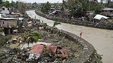 Na Filipíny udeřil silný tajfun, desítky tisíc lidí se musely evakuovat. (17....