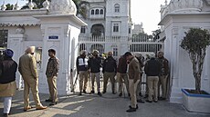 Policisté hlídají Zlatý chrám v indickém Amritsaru. (19. prosince 2021)