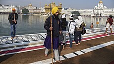 Sikhové hlídají Zlatý chrám v indickém Amritsaru. (19. prosince 2021)