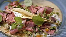 Základ tacos je kromě zeleniny s koriandrem i maso a smetana. Klidně přidejte i...