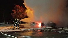 V Dobřanech hořel karavan a vedle něj ležel muž. Život mu zachránili policisté....
