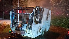 V Dobřanech hořel karavan a vedle něj ležel muž. Život mu zachránili policisté....