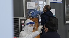 Zdravotníci odebírají lidem vzorky v testovacím centru v Soulu. (4. prosince...