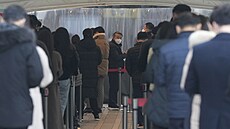 Lidé ekají v Soulu ve front na testování pítomnosti koronaviru. (16....