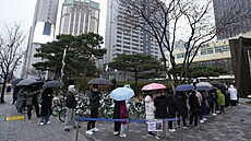 Lidé ekají v Soulu ve front na testování pítomnosti koronaviru. (15....