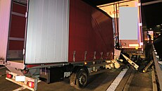 Dvaat�icetiletý �idi� dodávky na 89. kilometru dálnice D1 v odstavném pruhu...