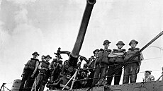 Obsluha d�la �. 3 torpédoborce USS Ward pózuje po úsp�ném zásahu miniponorky...