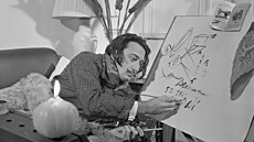 Rychle, než to z mysli uteče. Salvador Dalí v okamžiku, kdy maluje myšlenku,...