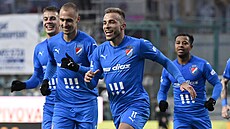 Fotbalisté Baníku Ostrava se radují z gólu, který vstelil Nemanja Kuzmanovi.