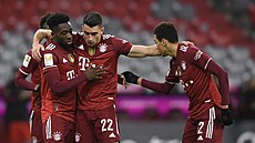 Fotbalisté Bayernu Mnichov oslavují gól, který vstřelil Jamal Musiala...