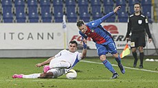 Plze�ský Jan Sýkora (vpravo) se sna�í uniknout Mat�ji Chalu�ovi z Liberce.