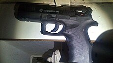 Opilý agresor ohro�oval d�ti a rodi�e plynovou pistolí.