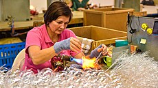 Výroba vánoních ozdob ve firm Irisa.