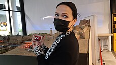Finská zpěvačka Tarja Turunen s novými betlémskými figurkami u betlému v...