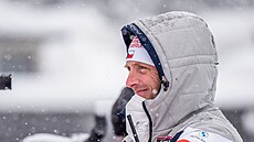 Sportovní editel eské reprezentace Ondej Rybá sleduje prbh stíhacího...